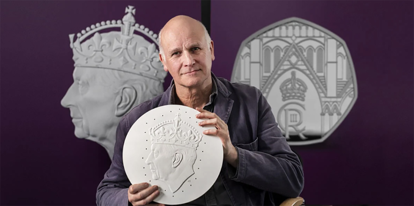 Designer Martin Jennings mit dem Modell der ersten Münzvorderseite des gekrönten King Charles III. © The Royal Mint